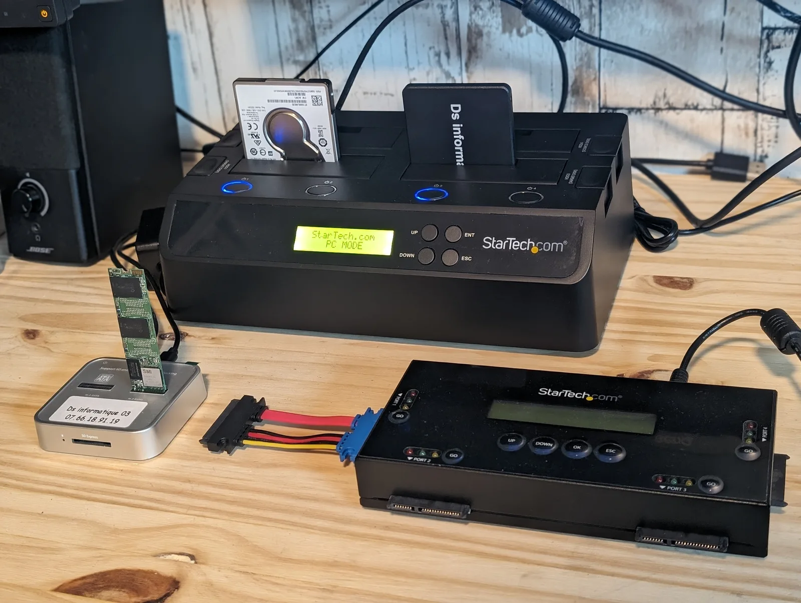 Stations et adaptateurs pour disques et SSD à l’atelier