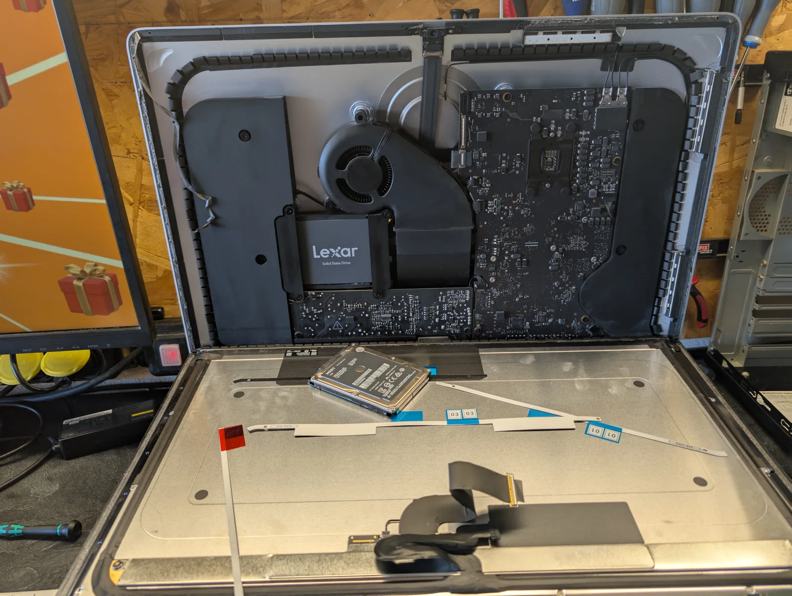 iMac ouvert : accès au stockage et aux composants