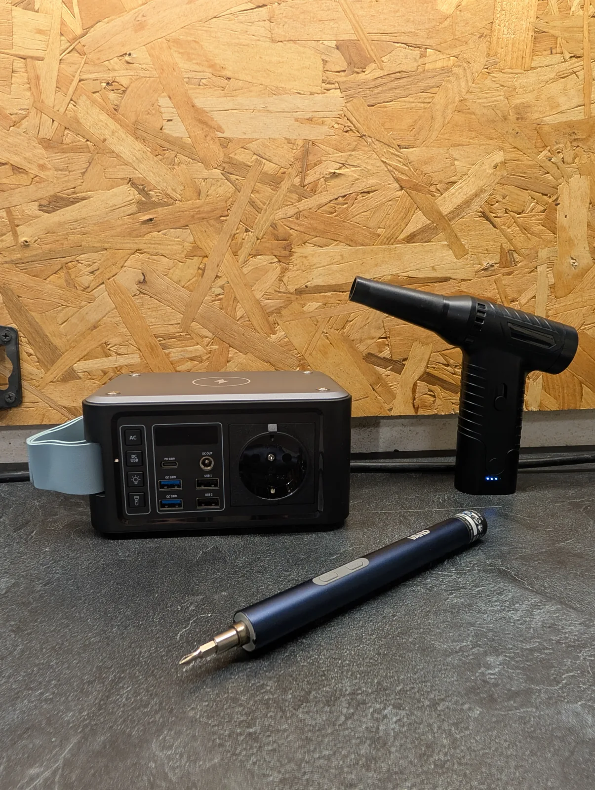 Outils de l’atelier : souffleur, tournevis et alimentation portable