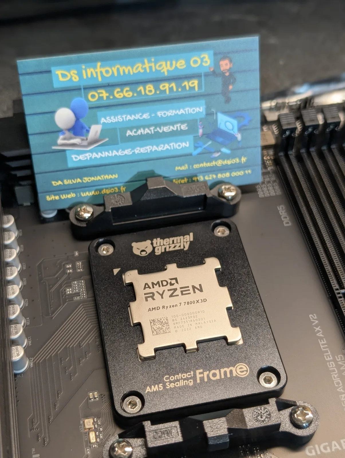 Processeur AMD Ryzen et carte de visite de l’atelier
