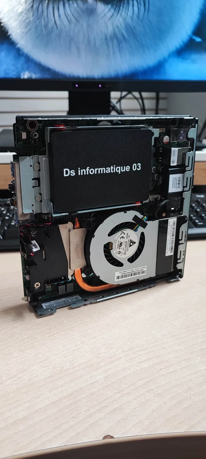 Ordinateur compact ouvert